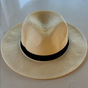 Sungrubbies Stylish Cream Fedora Hat with Black Band Adjustable NWT ✨